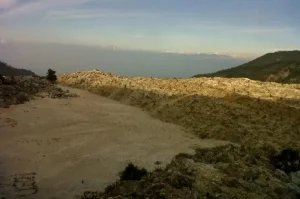 Kawah Papandayan, Menyaksikan Keindahan Alam Garut yang Mengagumkan