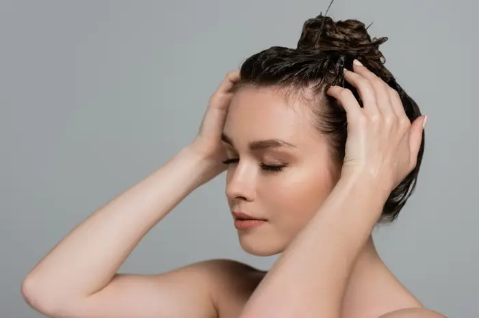 Solusi Praktis untuk Mengatasi Rambut Berminyak Tanpa Harus ke Salon